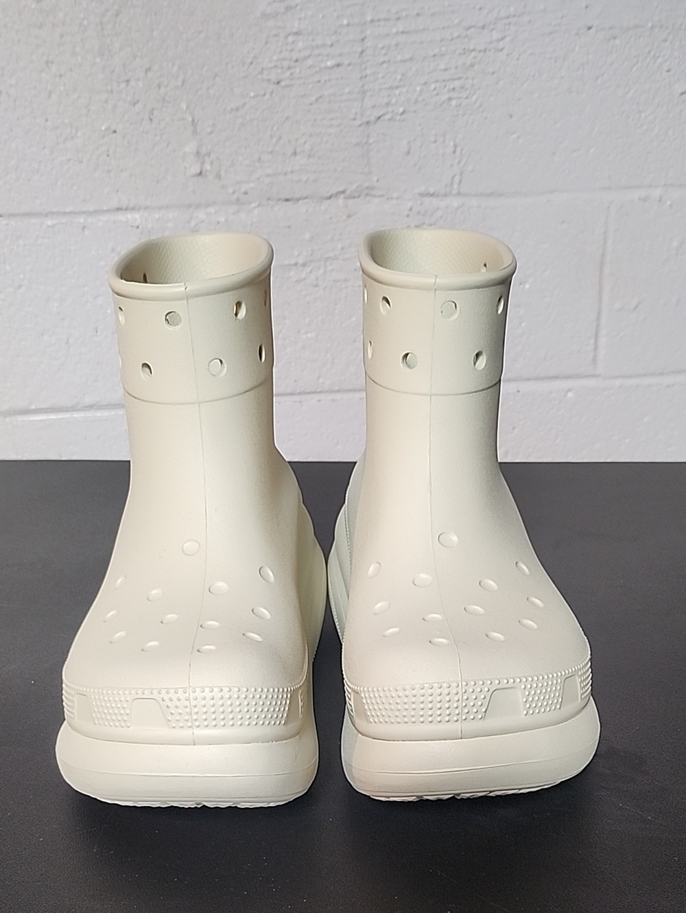 Croc Classic Crush Boot In Bone